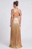 Vestido formal longo plissado em linha A com decote metálico dourado, com fenda