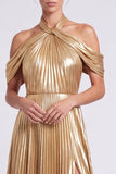 Vestido formal longo plissado em linha A com decote metálico dourado, com fenda