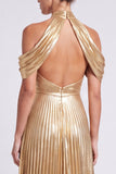 Vestido formal longo plissado em linha A com decote metálico dourado, com fenda