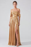 Vestido formal comprido, dourado metálico e franzido em linha em A, com fenda e ombros descobertos