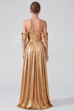 Vestido formal comprido, dourado metálico e franzido em linha em A, com fenda e ombros descobertos