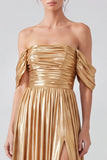 Vestido formal comprido, dourado metálico e franzido em linha em A, com fenda e ombros descobertos