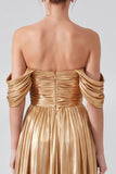 Vestido formal comprido, dourado metálico e franzido em linha em A, com fenda e ombros descobertos