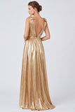 Vestido formal longo em V metálico dourado com linha A e fenda