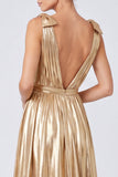 Vestido formal longo em V metálico dourado com linha A e fenda