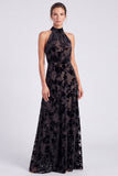 Vestido formal longo de veludo floral com decote alazeitona e decote alvo oliva