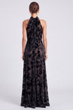 Vestido formal longo de veludo floral com decote alazeitona e decote alvo oliva