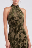 Vestido formal longo de veludo floral com decote alazeitona e decote alvo oliva