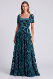 Vestido formal longo de veludo floral com decote quadrado azul pavão e mangas curtas