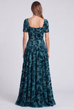Vestido formal longo de veludo floral com decote quadrado azul pavão e mangas curtas