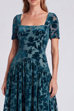 Vestido formal longo de veludo floral com decote quadrado azul pavão e mangas curtas