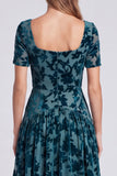 Vestido formal longo de veludo floral com decote quadrado azul pavão e mangas curtas