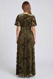 Vestido Mãe da Noiva Floral em V em linha oliva com fenda