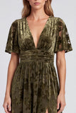 Vestido Mãe da Noiva Floral em V em linha oliva com fenda