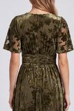 Vestido Mãe da Noiva Floral em V em linha oliva com fenda