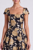 Vestido formal longo com decote quadrado, flor preta dourada, com decote quadrado e mangas altas
