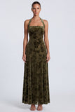 Vestido formal longo em veludo oliva com decote halter e linha A