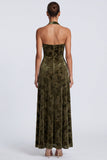 Vestido formal longo em veludo oliva com decote halter e linha A