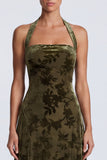 Vestido formal longo em veludo oliva com decote halter e linha A