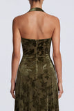Vestido formal longo em veludo oliva com decote halter e linha A