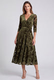 Vestido Midi Floral Midi A-Line em Veludo Azeitona com decote em V e cinto