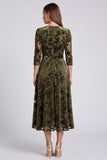 Vestido Midi Floral Midi A-Line em Veludo Azeitona com decote em V e cinto