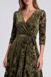 Vestido Midi Floral Midi A-Line em Veludo Azeitona com decote em V e cinto