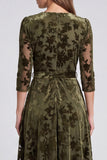Vestido Midi Floral Midi A-Line em Veludo Azeitona com decote em V e cinto