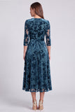Vestido Midi Floral Midi A-Line em Veludo Azeitona com decote em V e cinto