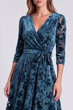 Vestido Midi Floral Midi A-Line em Veludo Azeitona com decote em V e cinto
