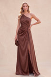 Vestido maxi de sereia de um ombro de chocolate franzido com fenda