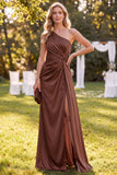 Vestido maxi de sereia de um ombro de chocolate franzido com fenda