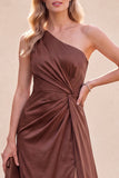 Vestido maxi de sereia de um ombro de chocolate franzido com fenda