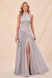 Vestido Maxi de lantejoulas cinzento claro com decote halter e fenda