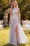 Vestido Maxi de lantejoulas cinzento claro com decote halter e fenda