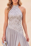 Vestido Maxi de lantejoulas cinzento claro com decote halter e fenda