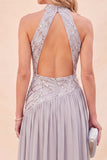 Vestido Maxi de lantejoulas cinzento claro com decote halter e fenda