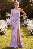 Vestido Maxi de Sereia de cetim de um ombro claro com franzidas e roxo claro com fenda