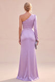 Vestido Maxi de Sereia de cetim de um ombro claro com franzidas e roxo claro com fenda