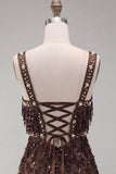 Vestido curto de finalistas castanhos com lantejoulas com franjas e pérolas