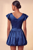 Vestido curto de regresso a casa, decote de cetim em linha A azul celeste, com mangas curtas
