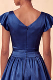 Vestido curto de regresso a casa, decote de cetim em linha A azul celeste, com mangas curtas