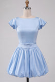 Vestido curto de regresso a casa, decote de cetim em linha A azul celeste, com mangas curtas