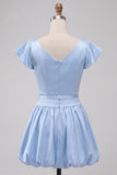 Vestido curto de regresso a casa, decote de cetim em linha A azul celeste, com mangas curtas