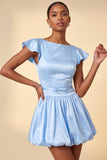 Vestido curto de regresso a casa, decote de cetim em linha A azul celeste, com mangas curtas