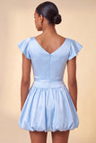 Vestido curto de regresso a casa, decote de cetim em linha A azul celeste, com mangas curtas