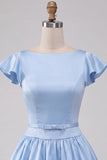Vestido curto de regresso a casa, decote de cetim em linha A azul celeste, com mangas curtas