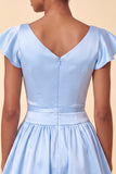 Vestido curto de regresso a casa, decote de cetim em linha A azul celeste, com mangas curtas