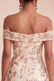 Vestido curto de regresso ao lentejoulas com champanhe ombro descoberto e faixa
