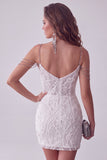 Vestido Curto de Boas-Vindas Branco com Missangas e Ombros Descobertos, com Brilhantes